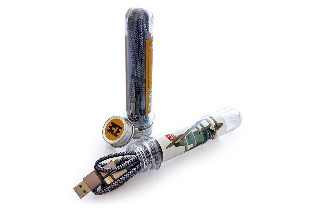USB-Ladekabel im Kunststoff-Reagenzglas mit Deckel