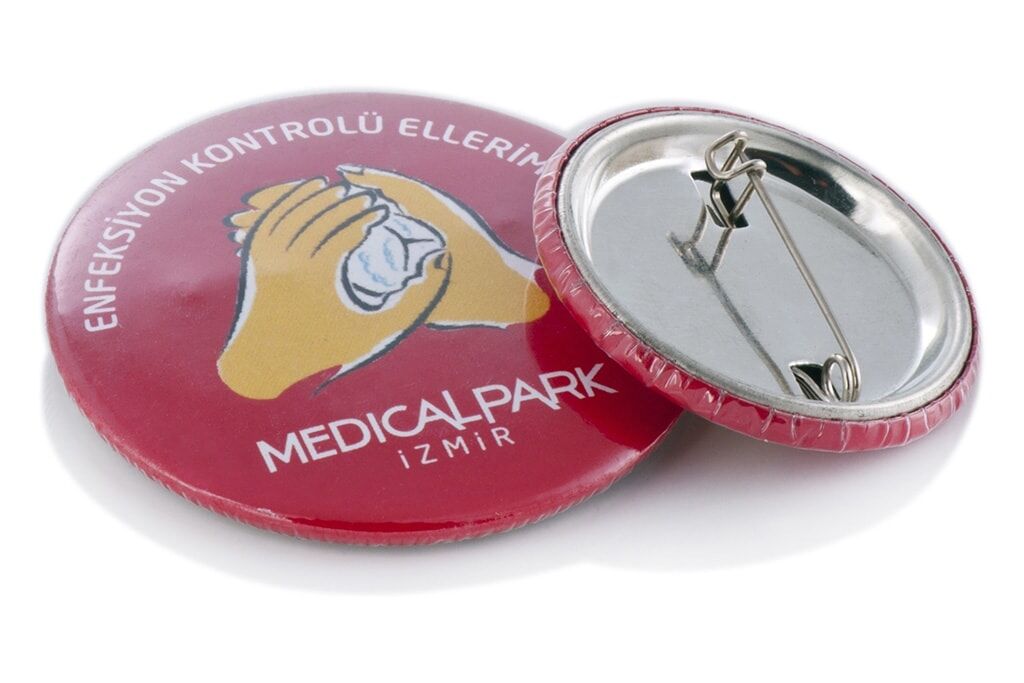 Button mit Sicherheitsnadel